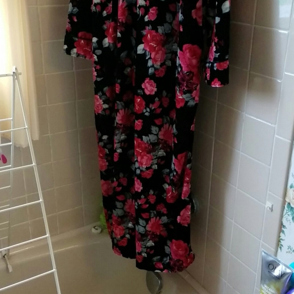 NWT Beautiful Floral Robe - Picture 2 of 4
